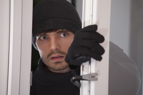Burglar in Chicago - 5 tips to Deceive them